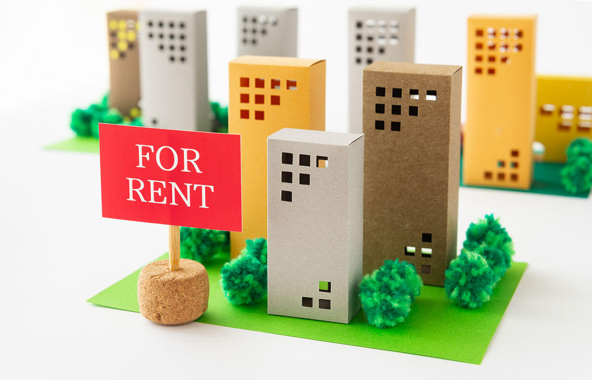 FOR RENTの看板と建物｜大阪・京阪神の賃貸仲介管理｜株式会社K-connect